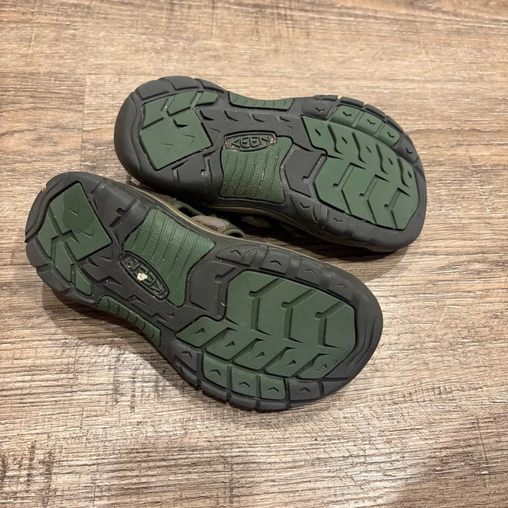 KEEN Youth Forest Camo Waterproof Outdoor Hiking Cage Sandals Sz 3